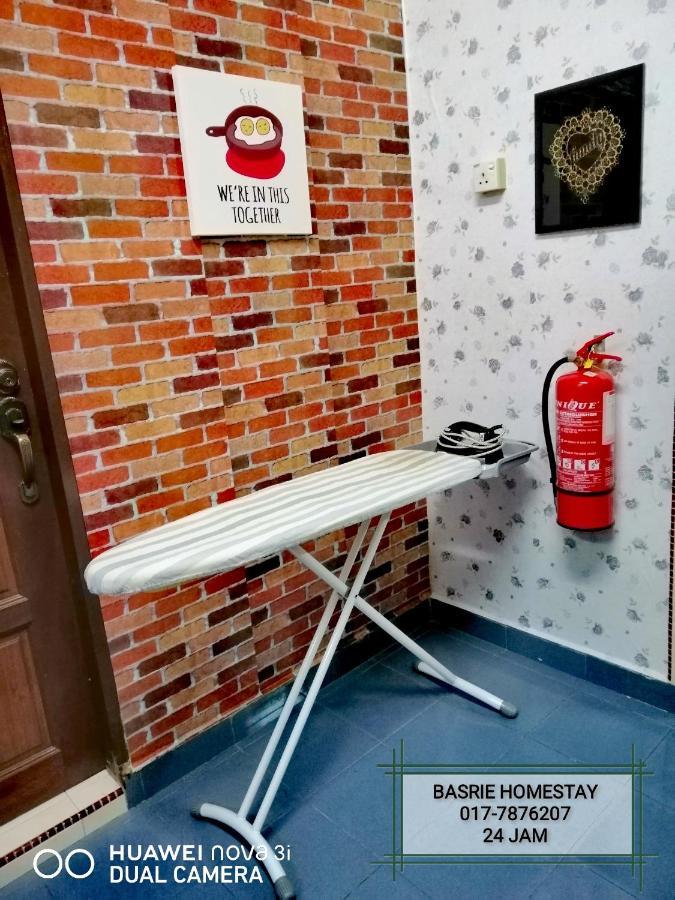 Basrie Villa "Mslim Only" - Mini Cinema , Private Pool , Wi-Fi , Netflix Muar Exterior foto